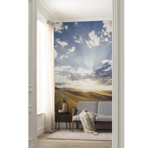Wohnzimmer mit Fototapete, die eine Wüstenlandschaft mit Himmel und Wolken zeigt
