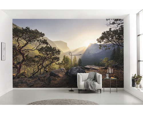 Wohnraum mit Fototapete einer Berglandschaft bei Sonnenaufgang