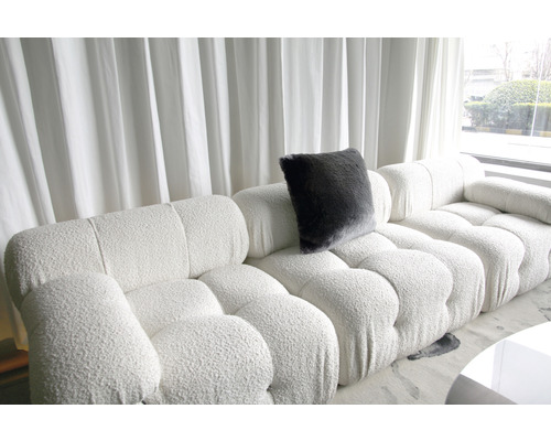 Gepolstertes Sofa mit Kissen und Vorhang