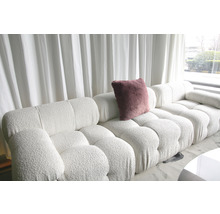 Weißes Stoffsofa mit einem Kissen