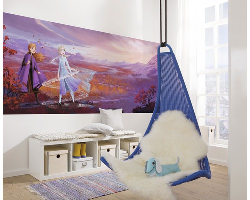 Kinderzimmer mit Wandbild, Regal und Hängesessel