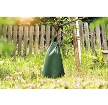 Bewässerungssack an einem Baum im Garten zur gezielten Bewässerung