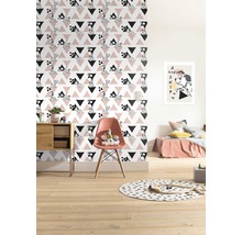 Kinderzimmer mit gemusterter Tapete, Sessel und Spielzeug