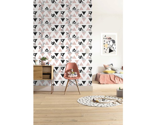 Kinderzimmer mit gemusterter Tapete, Sessel und Spielzeug