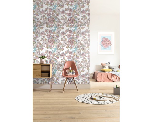 Kinderzimmer mit gemusterter Tapete, Stuhl und Holzfußboden