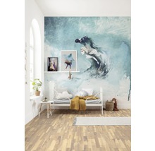 Kinderzimmer mit Wandbild, Bett und Dekorationen für ein gemütliches Ambiente