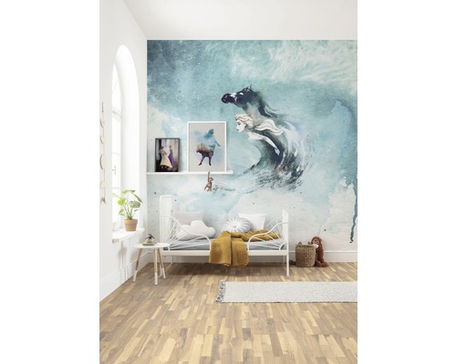 Kinderzimmer mit Wandbild, Bett und Dekorationen für ein gemütliches Ambiente