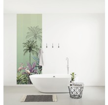 Badezimmer mit tropischer Wand, Badewanne und Dekorationen.