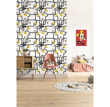 Kinderzimmer mit Tapete mit Mickey Maus Muster, Bett, Stuhl, Tisch und Spielzeug