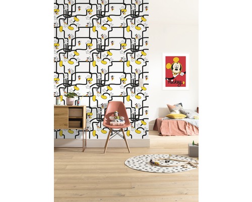 Kinderzimmer mit Tapete mit Mickey Maus Muster, Bett, Stuhl, Tisch und Spielzeug