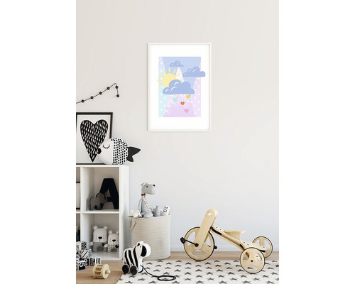 Kinderzimmer mit einem Poster mit Sonne und Wolken, einem Regal, Spielzeug und einem Holzlaufrad