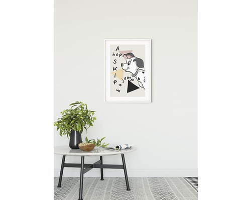 Gerahmtes Poster mit Dalmatiner-Motiv über einem runden Tisch mit Dekoration
