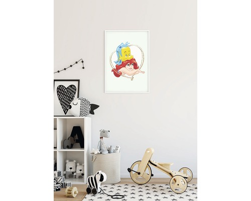 Gerahmtes Kinderzimmerbild mit Arielle und Fabius in einem Kinderzimmer