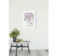 Gerahmtes Bild einer Meerjungfrau an der Wand über einem Tisch mit Dekoration.