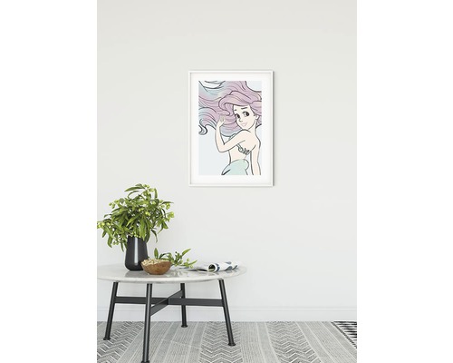 Dekoratives Bild an der Wand mit einer Meerjungfrau in einem hellen Raum.