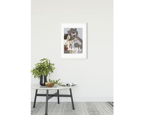 Gerahmtes Wandbild mit einem Jungen und einem Bären, die sich umarmen