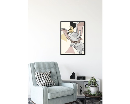 Dekoratives Kinderzimmer mit einem Sessel und einem gerahmten Bild von Dumbo an der Wand