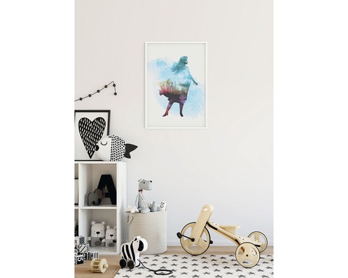 Kinderzimmer mit Bild einer tanzenden Frau im Rahmen an der Wand