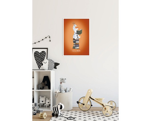 Poster mit einer Illustration von Olaf, der auf einem Stapel Bücher sitzt und liest