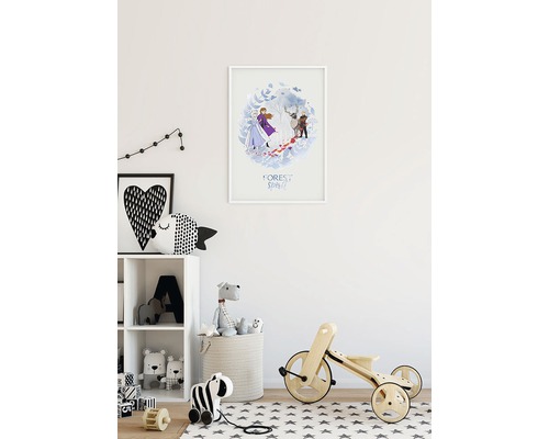 Gerahmtes Poster mit Frozen-Motiv an der Wand im Kinderzimmer