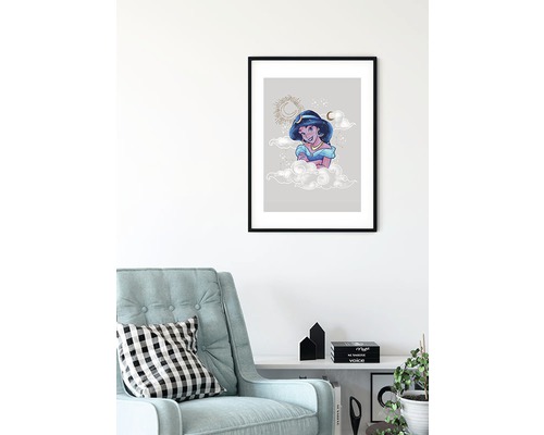 Gerahmtes Bild von Prinzessin Jasmin als Wanddekoration in einem Wohnzimmer.