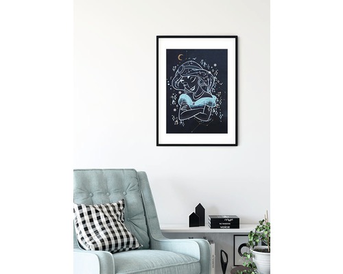 Gerahmtes Bild mit einer Illustration von Prinzessin Jasmin, die vor einem Sessel und einem Regal an der Wand hängt