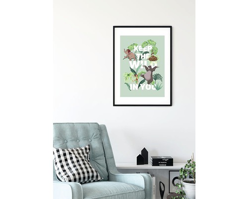 Gerahmtes Dschungelbuch-Poster mit der Aufschrift Keep the Wild in You über einem Sessel