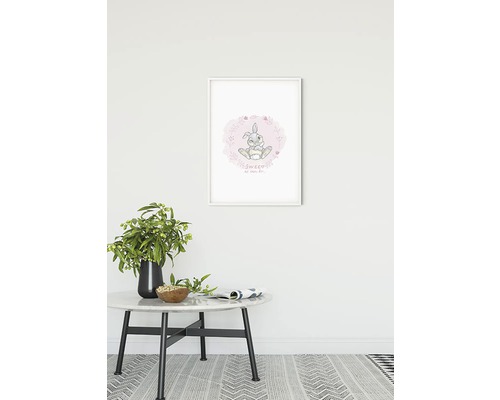 Gerahmtes Wandbild mit Hasenmotiv über einem Tisch