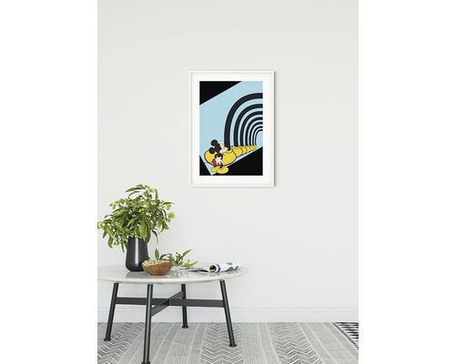 Gerahmtes Mickey Mouse Kunstwerk an der Wand über einem Tisch mit Dekorationen