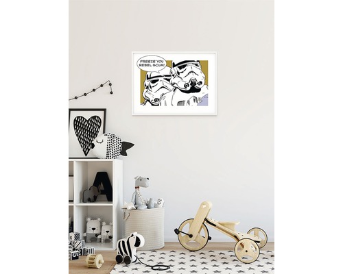 Dekoriertes Kinderzimmer mit Star Wars Wandbild, Spielzeugregal und Holzfahrzeug