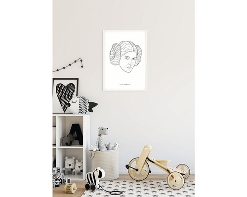 Kinderzimmer mit Prinzessin Leia Organa Wandbild, Spielzeugregal, Korb und Holzfahrzeug.