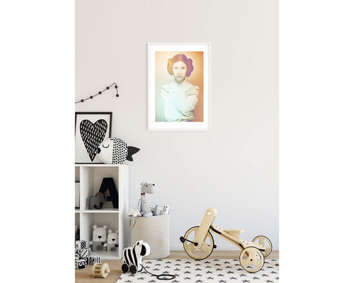 Kinderzimmer mit Regal, Spielzeug und gerahmtem Porträt an der Wand