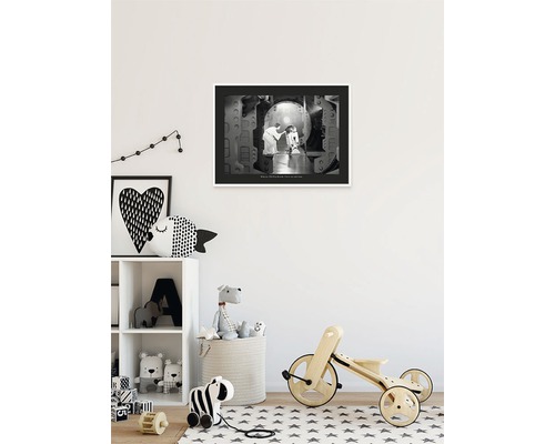 Schwarzweißes Poster mit Filmszene in einem Kinderzimmer.