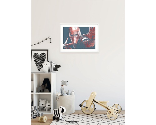 Kinderzimmer mit Regal, Spielzeug und einem Bild von einer Star Wars Figur