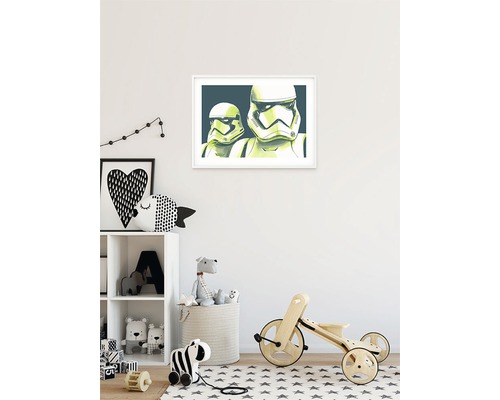 Kinderzimmer mit Wandbild von Star Wars Stormtroopern, Spielzeugregal, Korb mit Stofftieren und Holzfahrzeug.