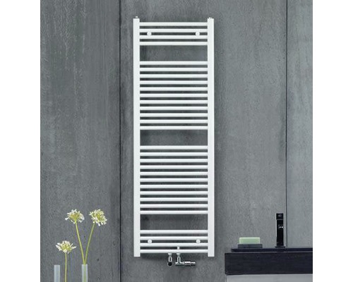 Weißer Badheizkörper an grauer Wand montiert.