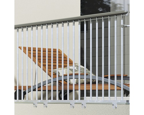 Detailansicht eines Balkongeländers aus Metall mit senkrechten Streben