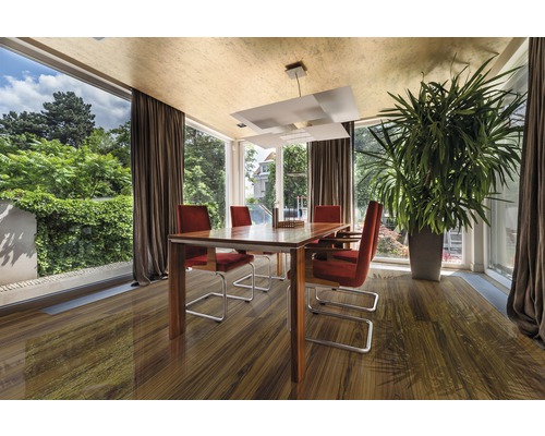 Esszimmer mit Esstisch, Stühlen, Zimmerpflanze und großem Fenster