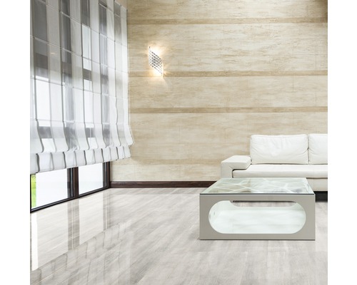 Modernes Wohnzimmer mit Sofa, Couchtisch, Vorhängen und Wandleuchte