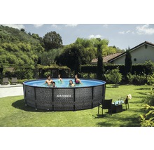 Familienpool Marimex im Garten mit badenden Personen