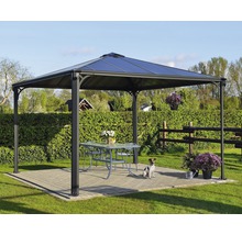 Pavillon mit Tisch, Stühlen und Dekoration im Garten.