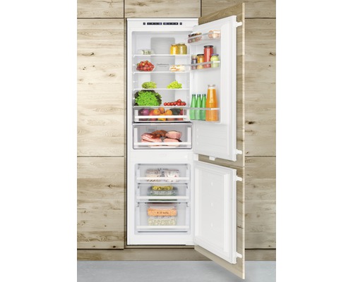 Geöffneter Kühlschrank mit Lebensmitteln