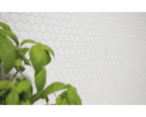 Wand mit runden Mosaikfliesen