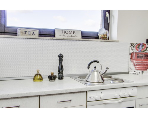 Küchenszene mit Kochfeld, Wasserkocher und Dekorationsgegenständen