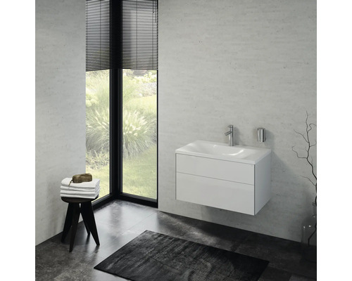 Modernes Badezimmer mit weißem Hängewaschtisch, Armatur und Ablage