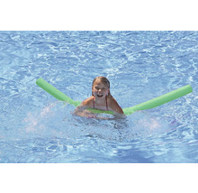 Mädchen schwimmt mit Schwimmnudel im Pool