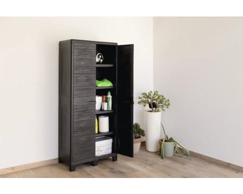 Schwarzer Mehrzweckschrank mit geöffneter Tür und Regalen für verschiedene Gegenstände.