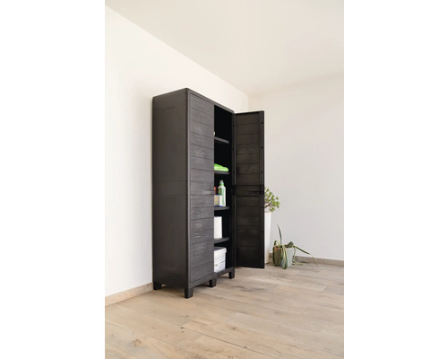 Hoher Kunststoffschrank mit geöffneten Türen und Regalen zur Aufbewahrung