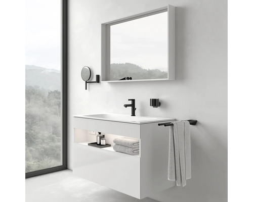 Modernes Badezimmer mit weißem Waschtisch, Spiegel, Handtuchhalter und schwarzer Armatur