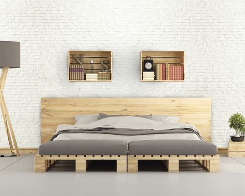 Schlafzimmer mit Bett aus Holzpaletten, Nachttischen und Wandregalen